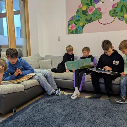Gemeinsames Lesen der Volksschule und der Mittelschule Westendorf 1