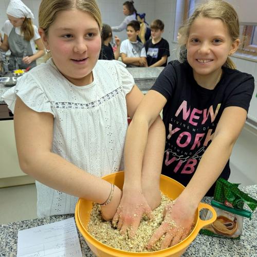 2 Mädchen machen Granola