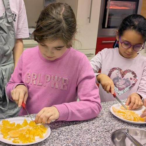 Mädchen zerteilen Orangen