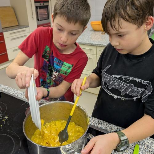 Orangenmarmelade wird gekocht