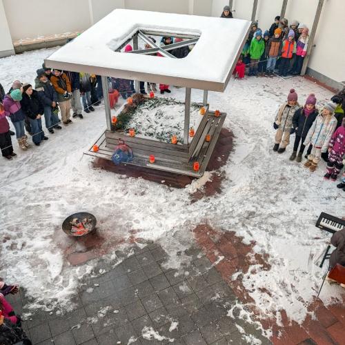 Bild von oben auf den Schulhof