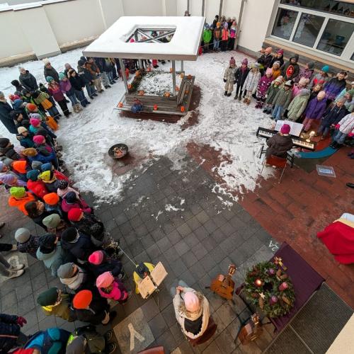 Bild 2 von oben auf den Schulhof