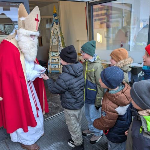 Nikolaus übergibt Sackerl