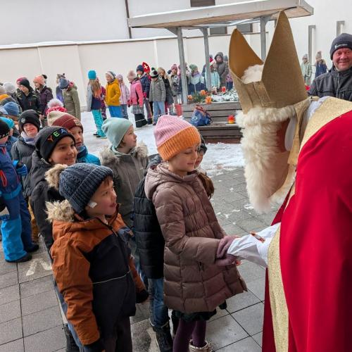 Kinder-Schlange vor dem Nikolaus