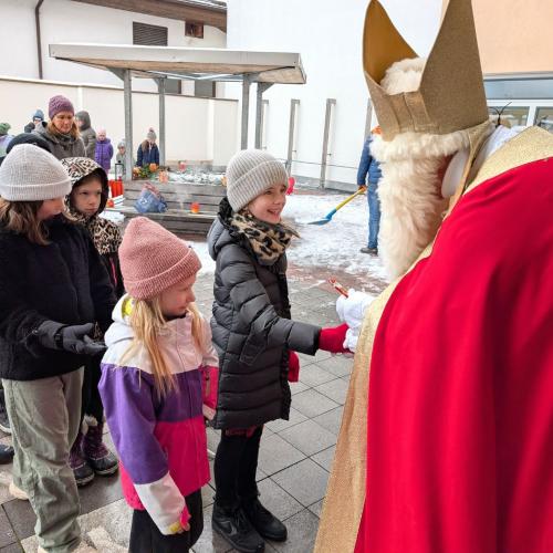 Kind gibt Nikolaus Hand