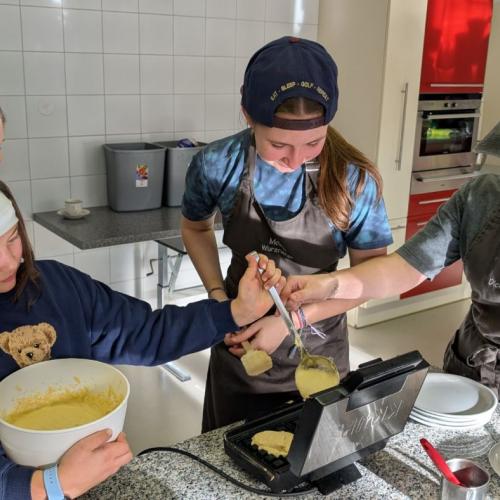 4 Kinder beim Kochen
