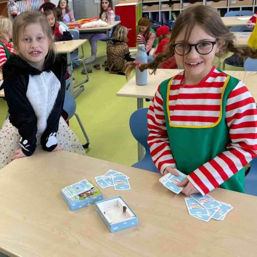 2 verkleidete Mädchen beim Spielen