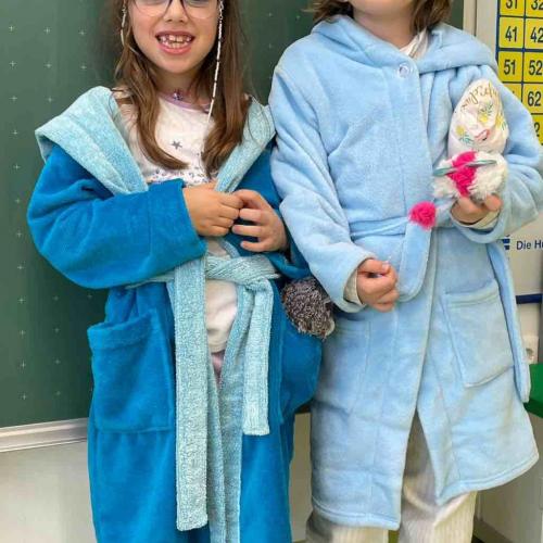 2 verkleidete Mädchen beim Spielen