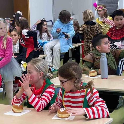 Faschingskrapfen-Jause in der Klasse