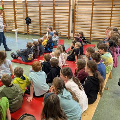 Kinder im Gymnastikraum bei der Bobby Bottle Show