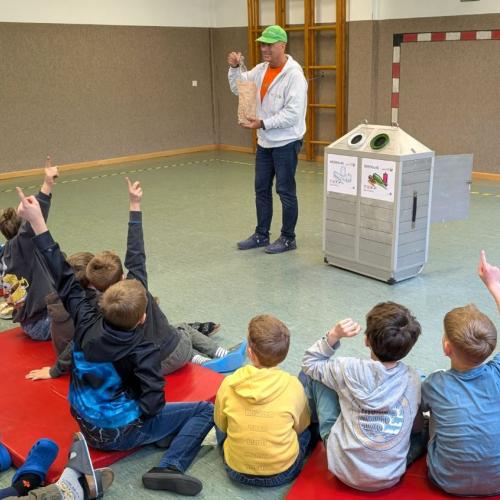 Bobby Bottle spricht mit den Kindern