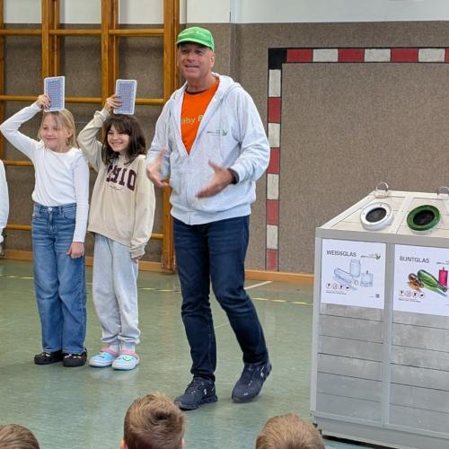 3 Kinder auf der Bühne mit Bobby Bottle