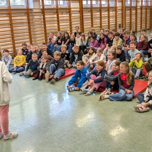 Bobby Bottle und die Kinder im Gymnastikraum