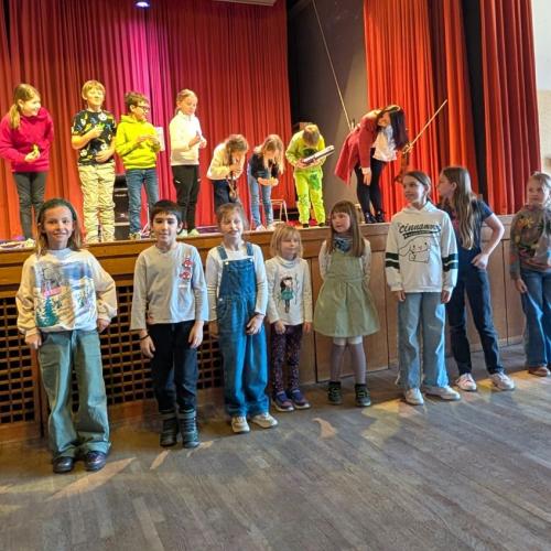 Kinder vor der Bühne