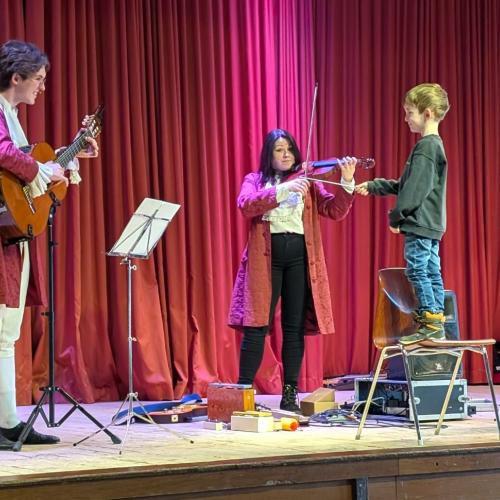 Kind dirigiert Musiker