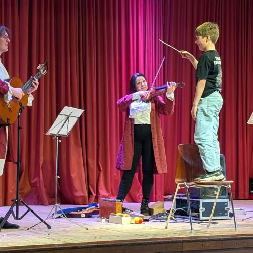 Kind dirigiert Musiker