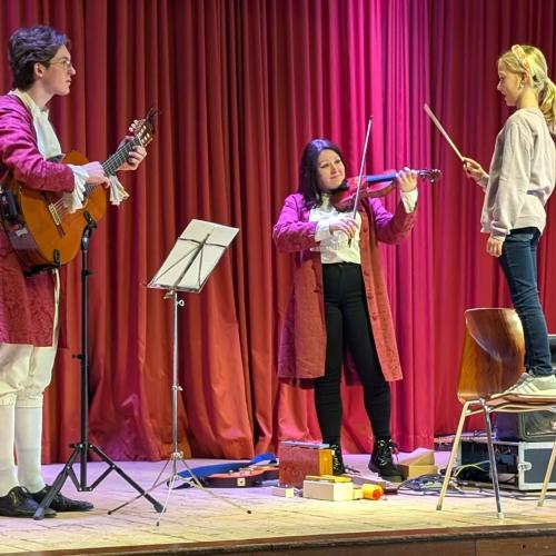 Kind dirigiert Musiker