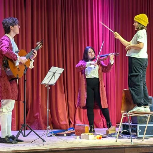 Kind dirigiert Musiker