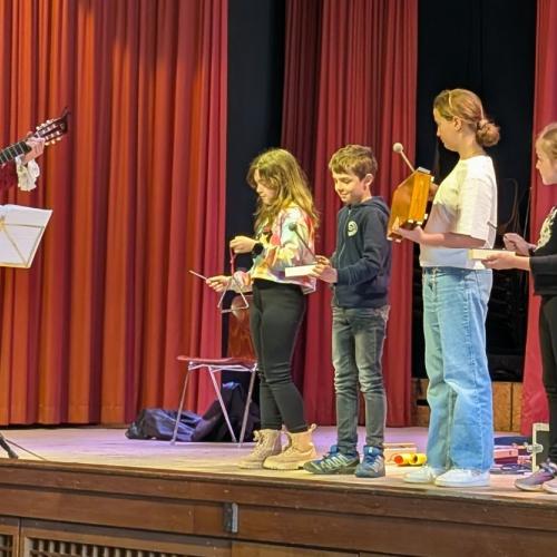 Kinder auf der Bühne