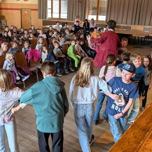 Kinder  tanzen vor der Bühne