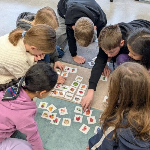 Kinder sitzen im Kreis