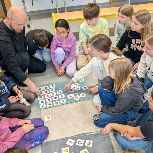Kinder sitzen im Kreis