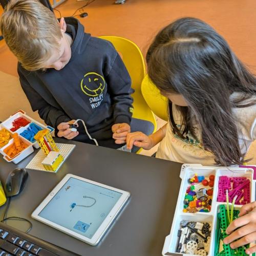 2 Kinder im Duspace-Labor