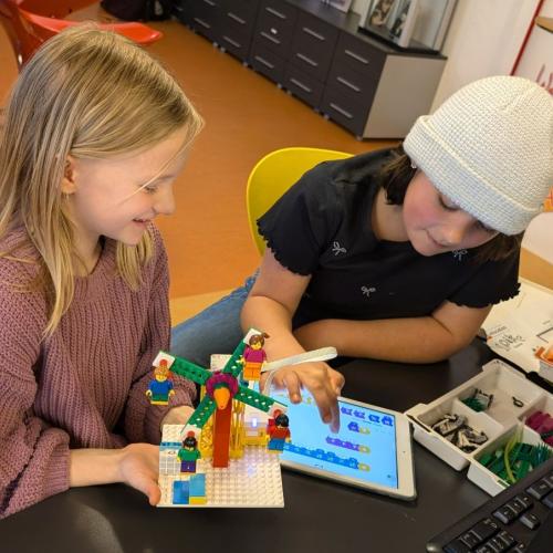 2 Kinder im Duspace-Labor