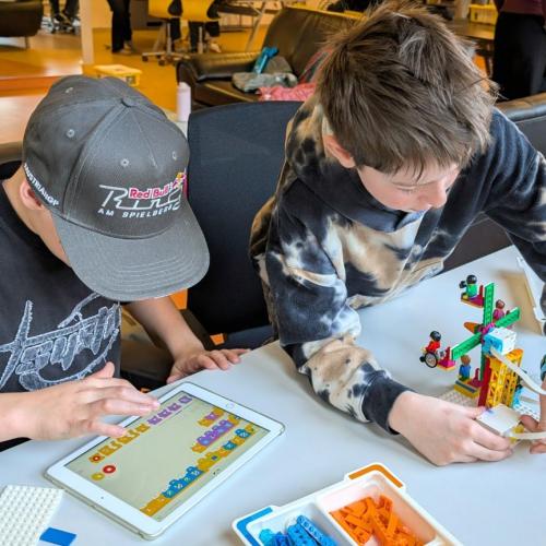 2 Buben im Duspace-Labor