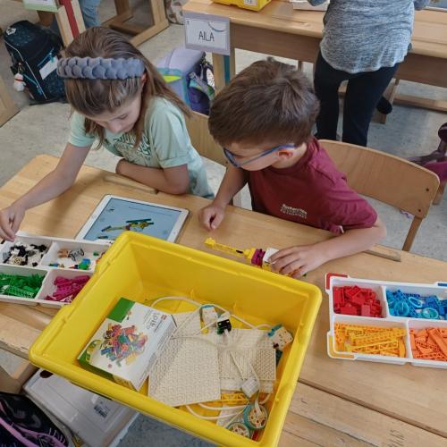 2 Kinder bauen mit Lego