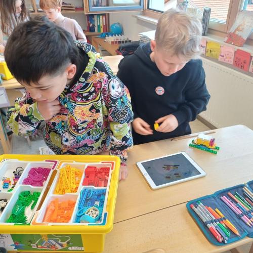 2 Kinder bauen mit Lego