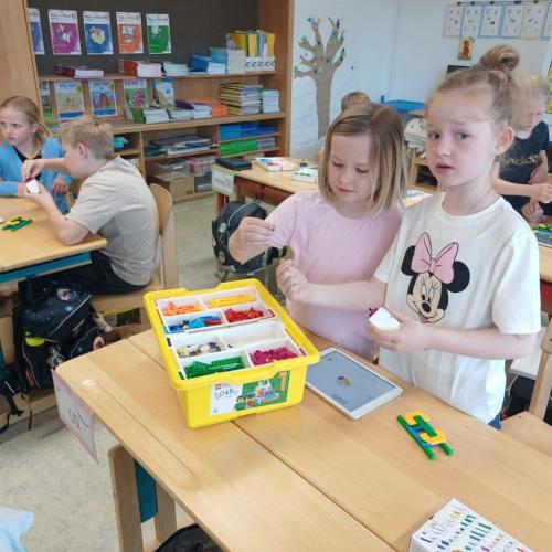 2 Kinder bauen mit Lego