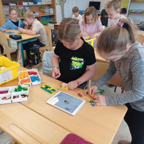 2 Kinder bauen mit Lego
