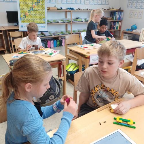 2 Kinder bauen mit Lego