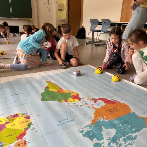 Kinder arbeiten mit Bee-Bots