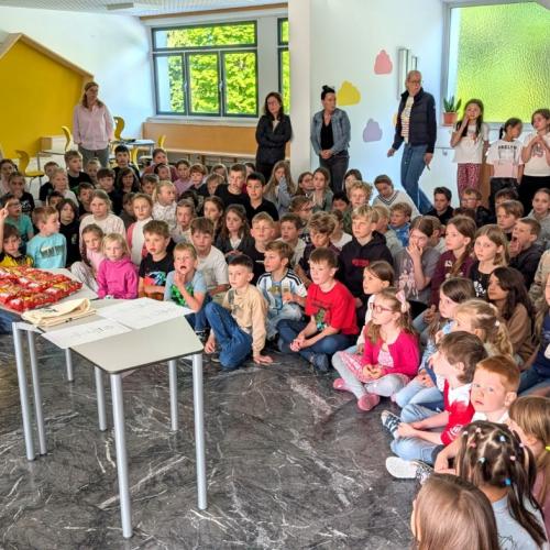 Kinder bei der Preisverleihung