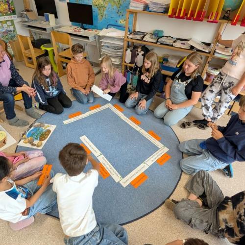 Kinder mit Bäuerin im Kreis