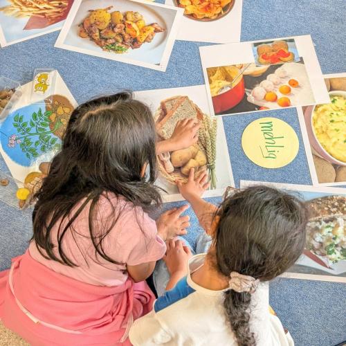 Kinder mit Bildern von Kartoffel-Gerichten