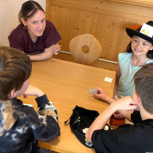 Kinder beim Quiz