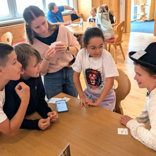 Kinder beim Quiz