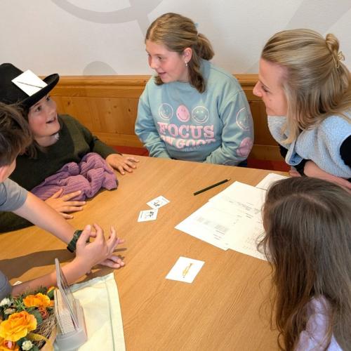 Kinder beim Quiz