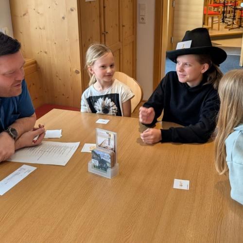 Kinder beim Quiz