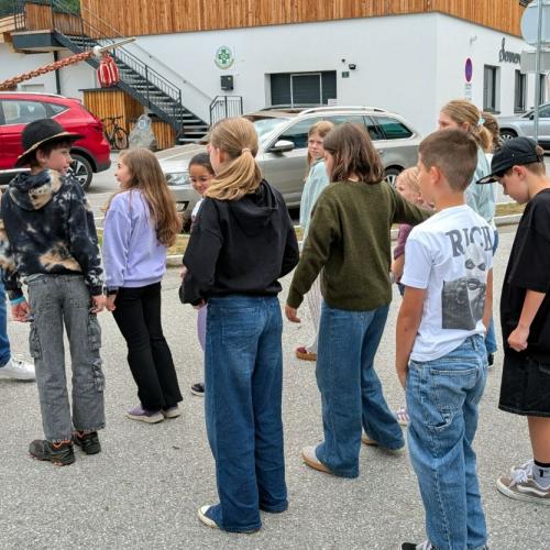 Kinder beim Marschieren