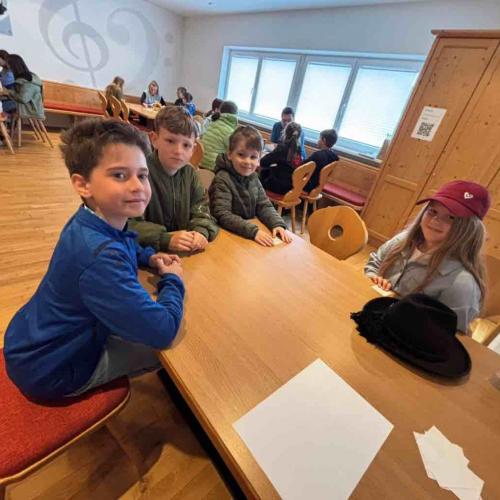 Kinder beim Quiz