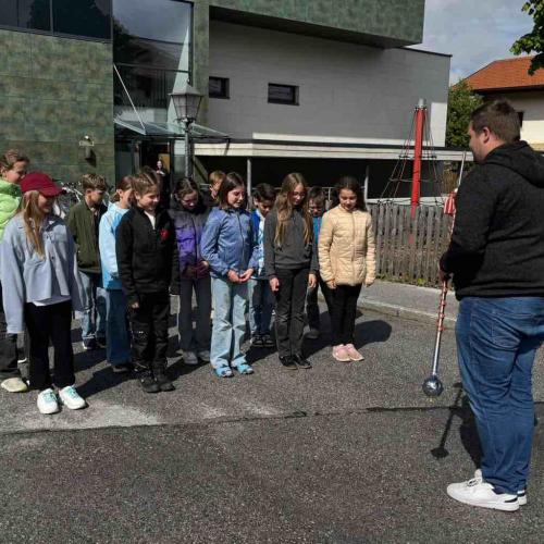 KInder beim Marschieren