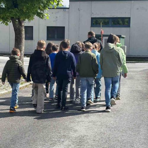 Kinder beim Marschieren