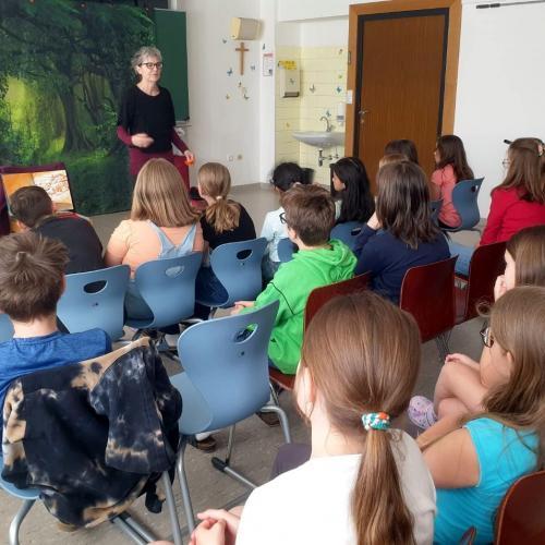 Klasse 4a bei der Lesung von Susa Hämmerle