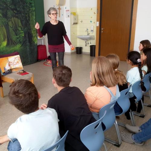 Klasse 4a bei der Lesung von Susa Hämmerle