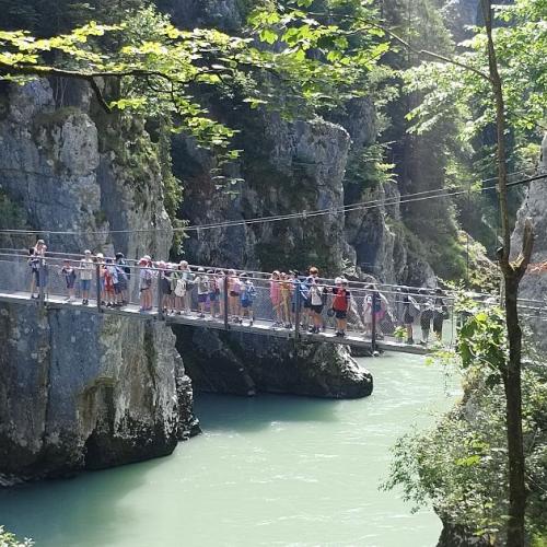 Kinder überqueren die Hängebrücke am Schmugglerweg