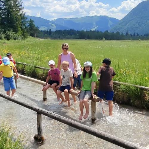 Kinder in der Kneippanlage